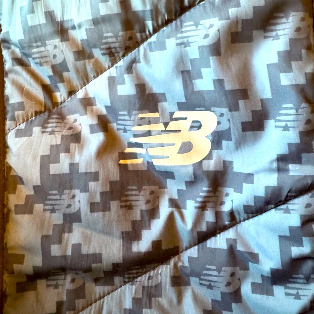 New Balance NB Women’s Puffer Hooded Jacket Size XL Blue and Black Camo Jacket - Picture 6 of 10